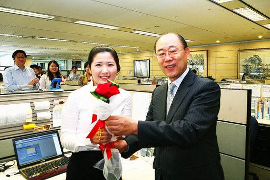 동부제철, 5월 14일 로즈데이 맞아 여직원들에게 장미꽃 선물